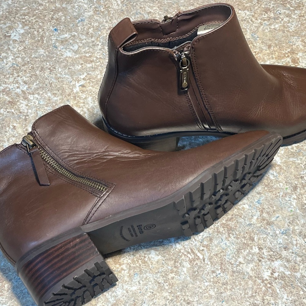 Blondo Women's Brown Samara Waterproof Classic Stacked Heel Booties Size 9.5 - Picture 3 of 10